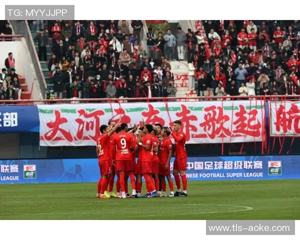 太仓足球联赛盛况空前各队争夺冠军激战正酣球迷热情高涨助威不停